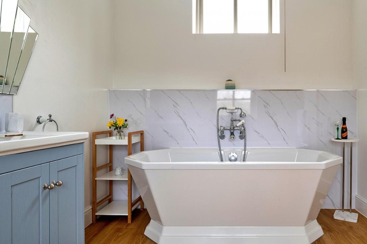Finest Retreats - Moelis Granary - Luxury Cottage With Hot Tub Llandrillo Bagian luar foto